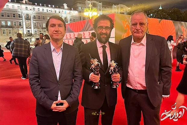 (ویدئو) پوشش خبرساز بهروز شعیبی کارگردان سینما؛ همیشه با یقهبسته، ناگهان در مسکو با کراوات ؟ (ویدئو) پوشش خبرساز بهروز شعیبی کارگردان سینما؛ همیشه با یقهبسته، ناگهان در مسکو با کراوات ؟